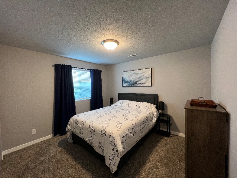 Building Photo - 1909 Hummingbird Dr