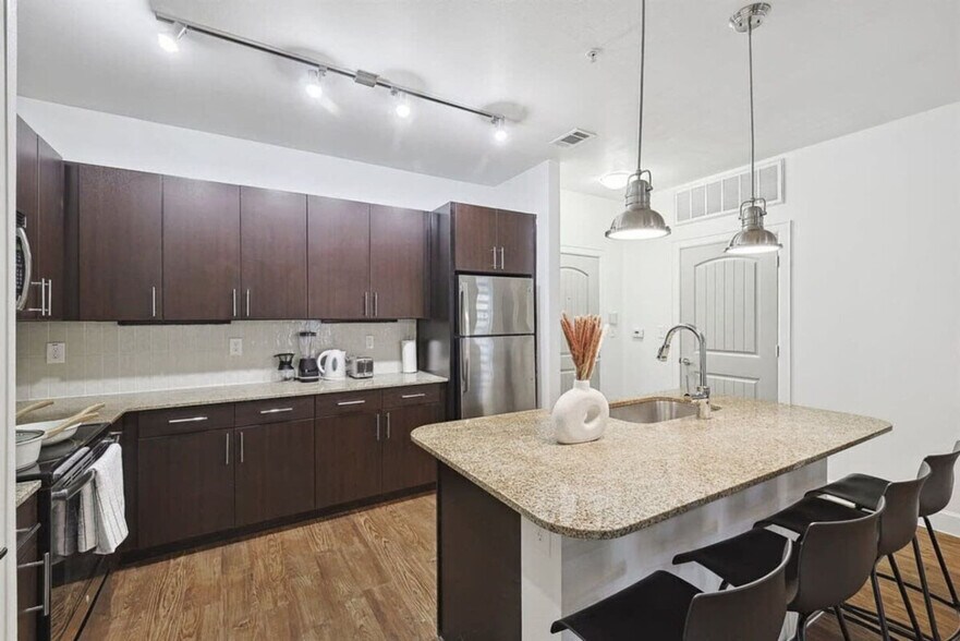 Building Photo - 5445 Town and Country Blvd