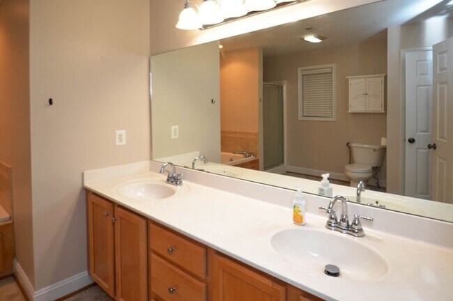 Building Photo - 332 Wyndhurst