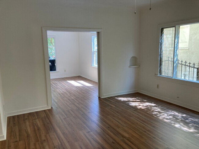 Building Photo - 1015 3/4-929 W Kensington Rd