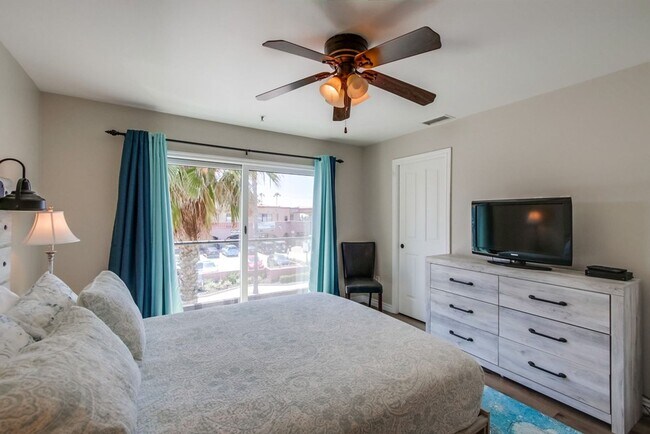 Building Photo - Steps From The Beach w/ All Utilities Included Available Jan - May 2025