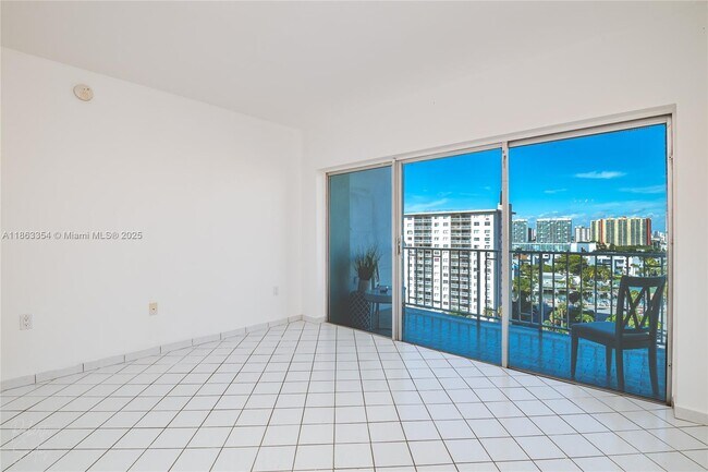 Building Photo - 500 Bayview Dr