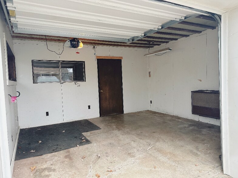 Building Photo - 671 Crest Ln E