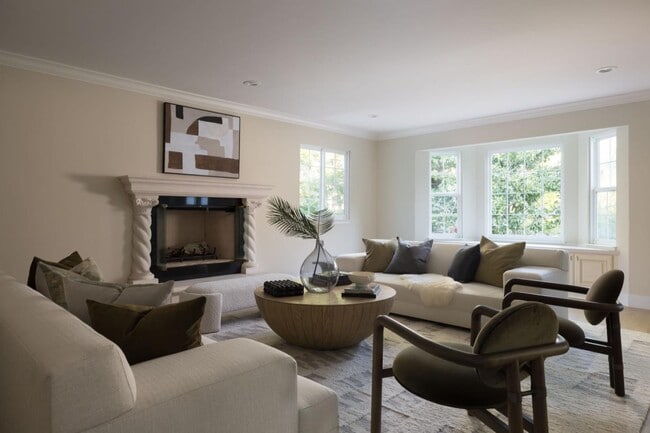 Building Photo - 10 Meadow Ln