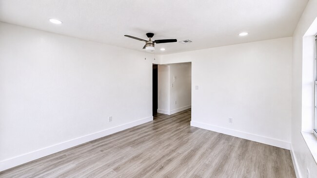 Building Photo - 528 E Lakewood Rd