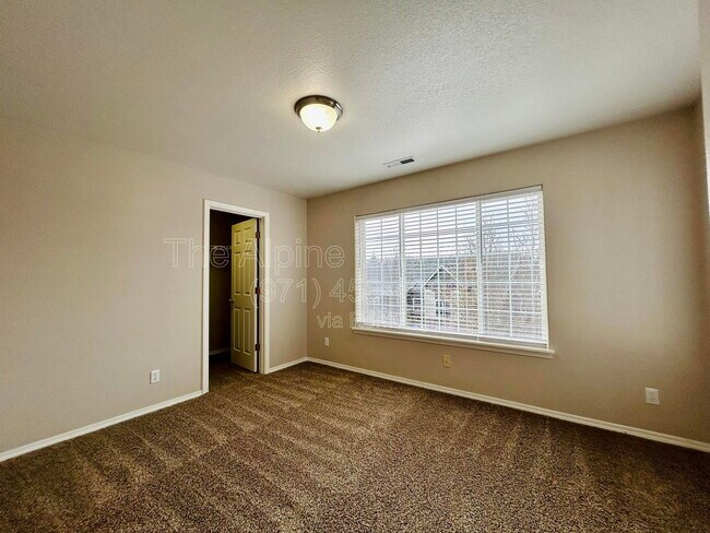 Building Photo - 10691 SW Celeste Ln