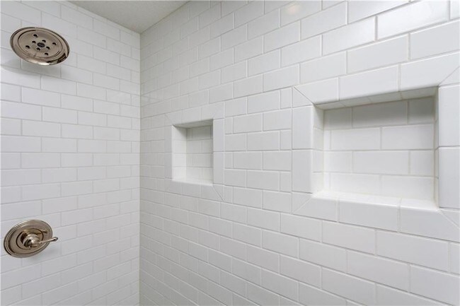 Building Photo - 403 NW Reinhart Dr