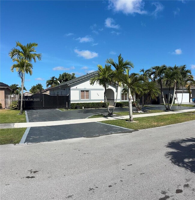 Building Photo - 709 SE 13th Terrace