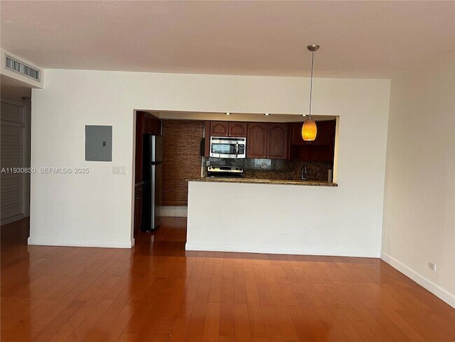 Building Photo - 1408 Brickell Bay Dr