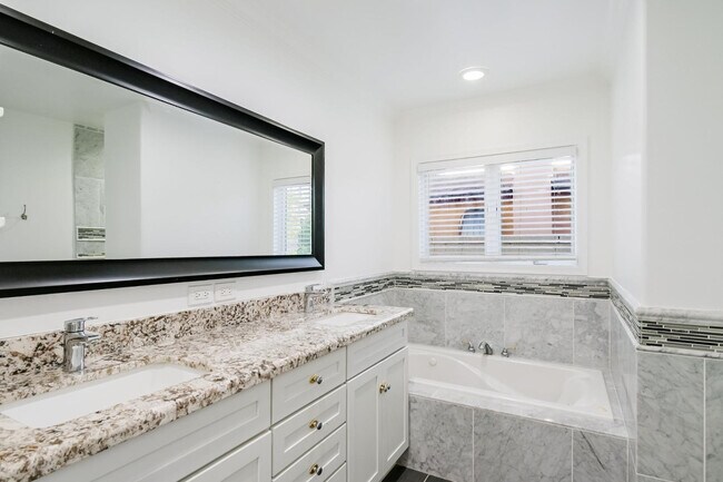 Building Photo - 5328 E Pinchot Ave