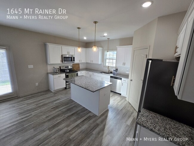 Building Photo - 1645 Mount Rainer Dr