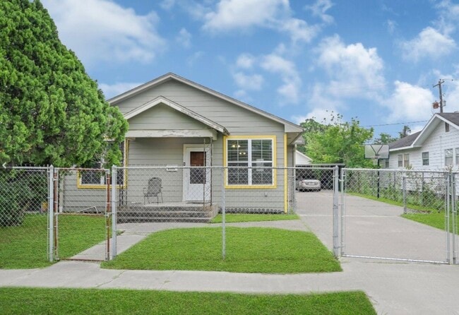 Building Photo - 2418 Delafield St