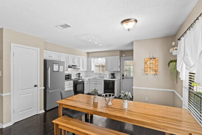 Building Photo - 553 Westhaven Blvd