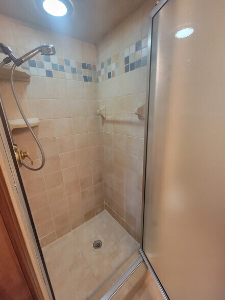 Building Photo - 813 Waterview Rd