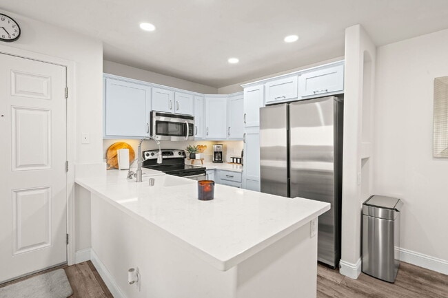 Building Photo - 3BR/2BA Condo with Vaulted Ceilings, Close Proximity to UCSD and Medical Centers! Available APRIL...