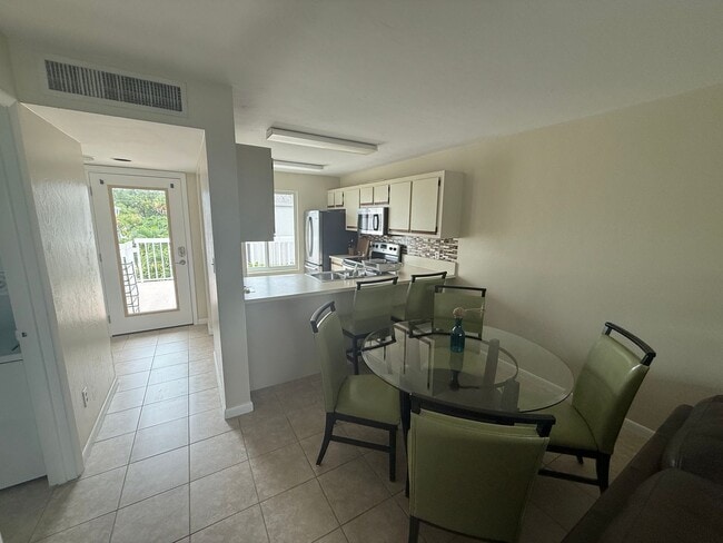 Building Photo - Family Friendly 3 Bedroom Townhome Style C...