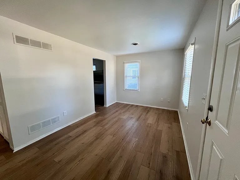 Building Photo - 555 E Mahan Ave