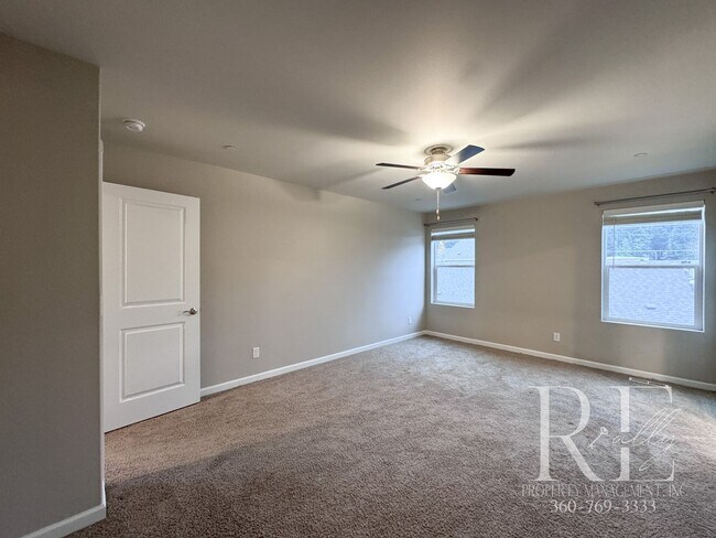 Building Photo - Bright Bremerton Home with Open Layout, A/C, and Fully Fenced Yard