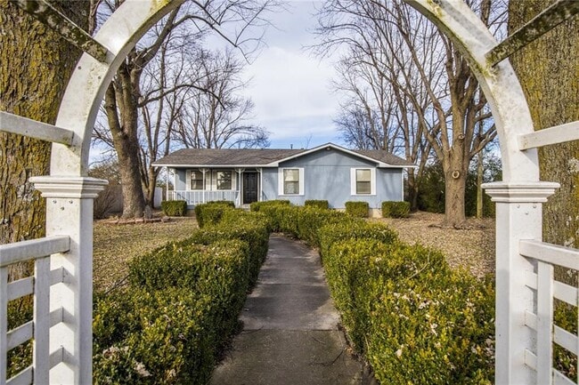 Building Photo - 726 McClure Ave