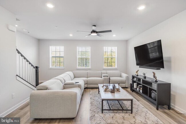 Building Photo - 345 Soft Rush Ln