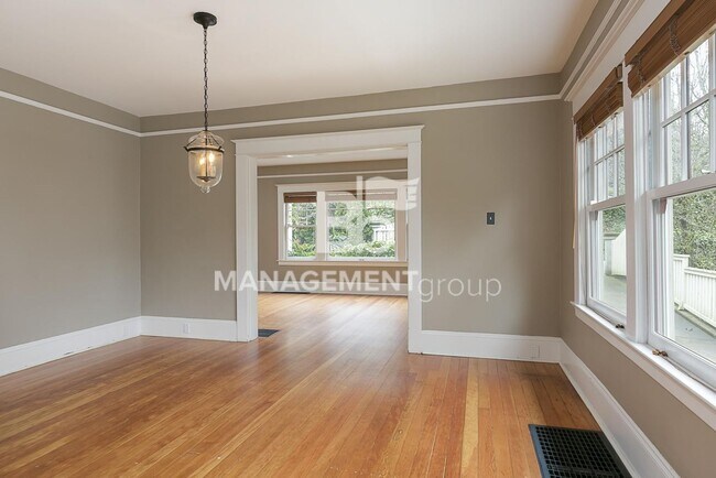 Building Photo - Stunning Historic Bungalow Just Minutes From City Center!