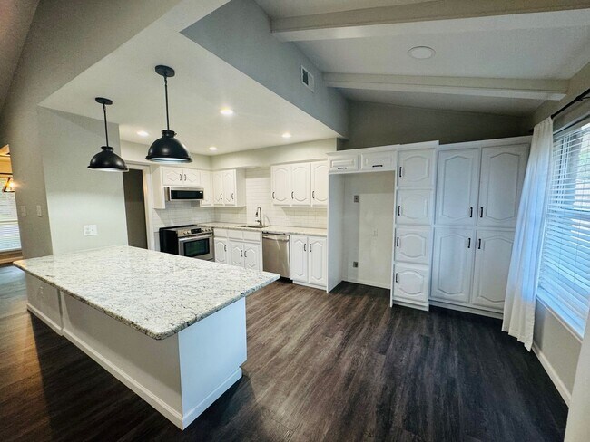 Building Photo - Amazing Midway ISD Home