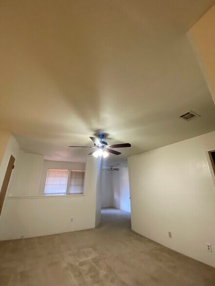 Building Photo - 1305 W Villa Maria Rd