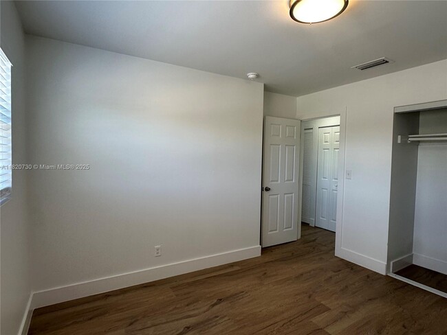 Building Photo - 5841 SW 36th Ct
