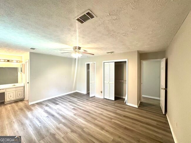 Building Photo - 100 Lakeview Ln