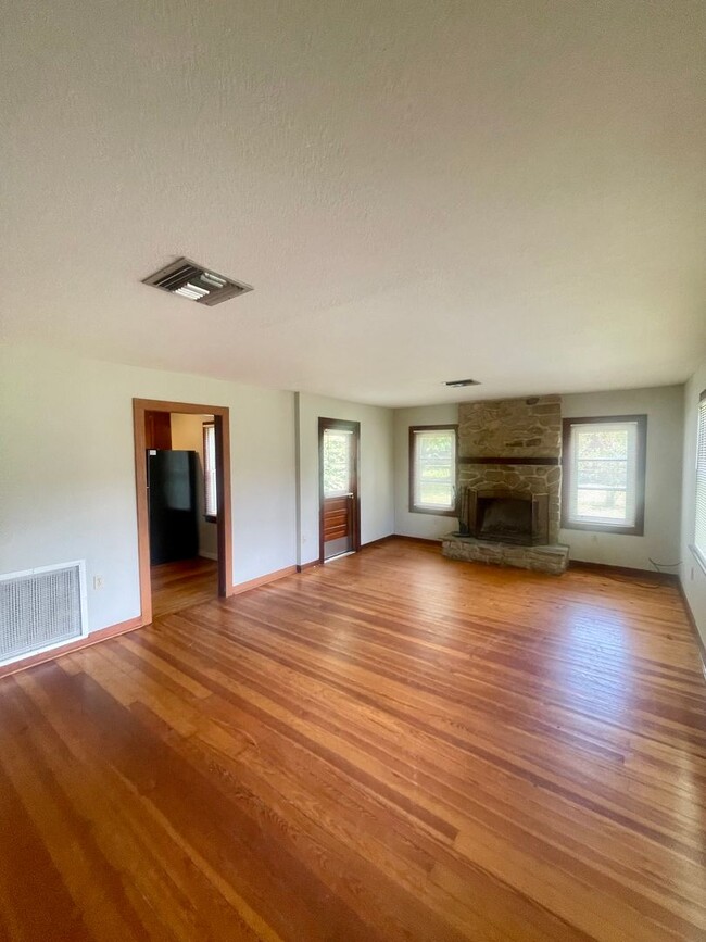 Building Photo - 3 Bed 2 Bath Home w/ Hardwood Floors and L...