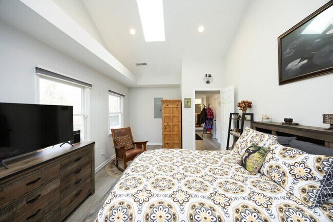 Building Photo - Beautifully renovated large home in CHCCS school district! Available mid-June!