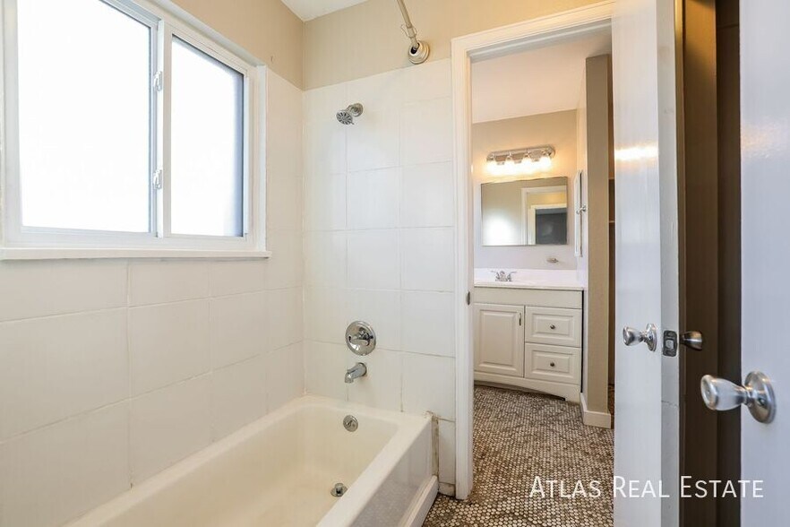 Building Photo - 730 S Oakland St