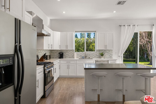 Building Photo - 5202 Topeka Dr