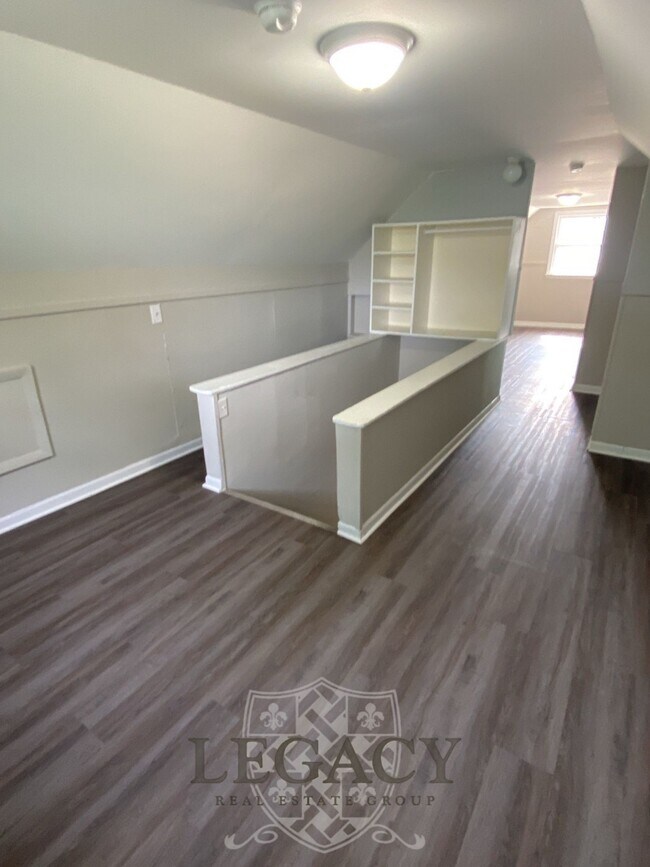 Building Photo - 2229 Maplecrest Dr