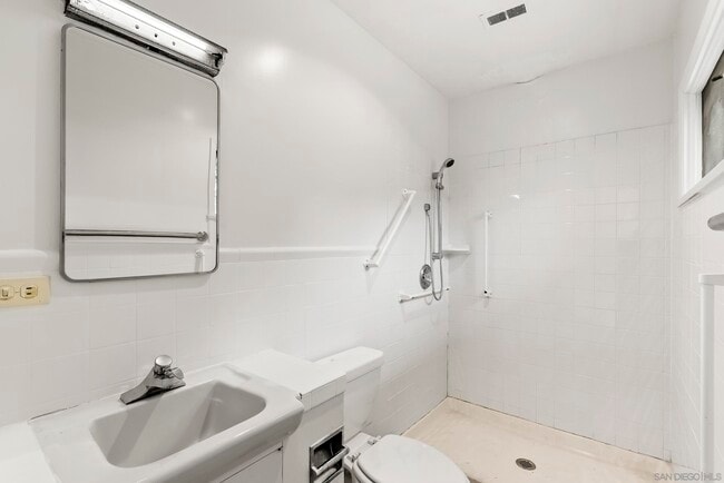 Building Photo - 1703 Castellana Rd