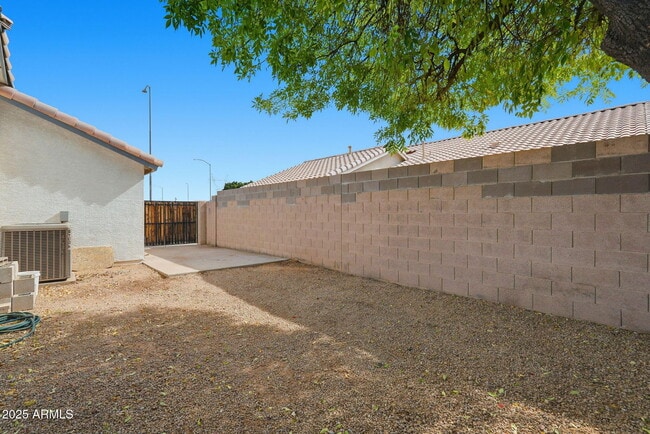 Building Photo - 542 N Palo Verde