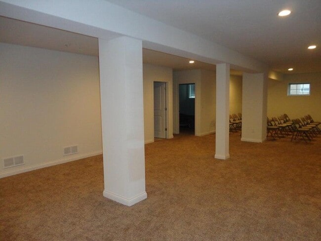 Building Photo - 4796 S Lynn Dr