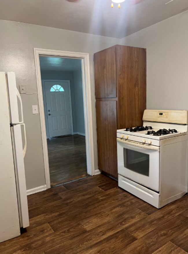 Building Photo - Spacious Two Bedroom Duplex Near MLK and 3...