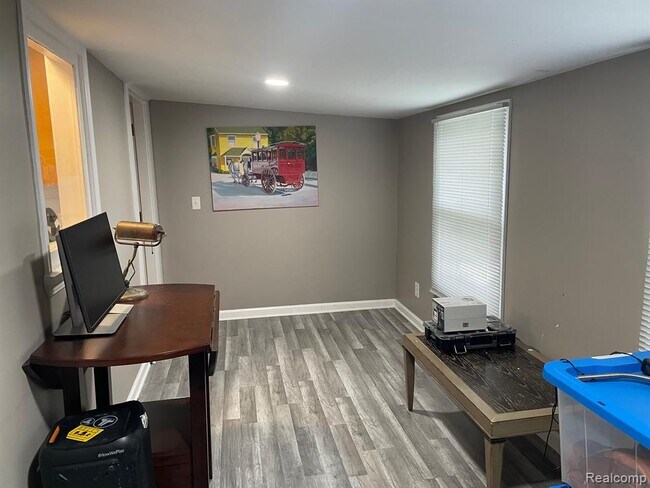 Building Photo - 2434 N Long Lake Rd