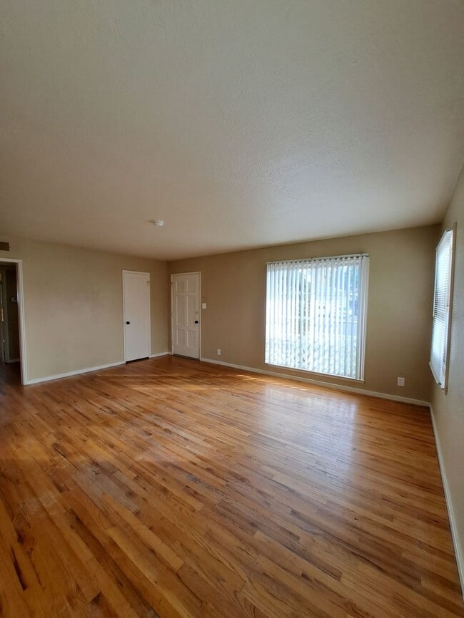 Building Photo - Single-Level 2BR Apartment with Garage in Fresno!