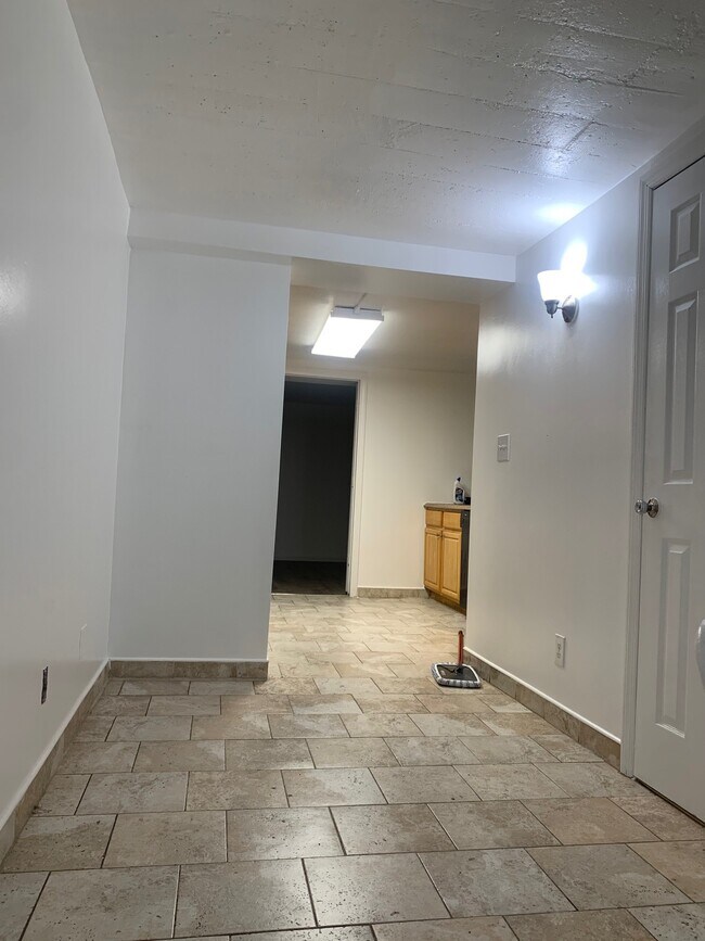 Building Photo - 2 Hollowbrook Plz