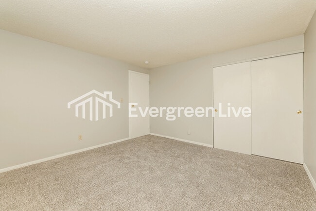 Building Photo - 2162 Burnside Dr