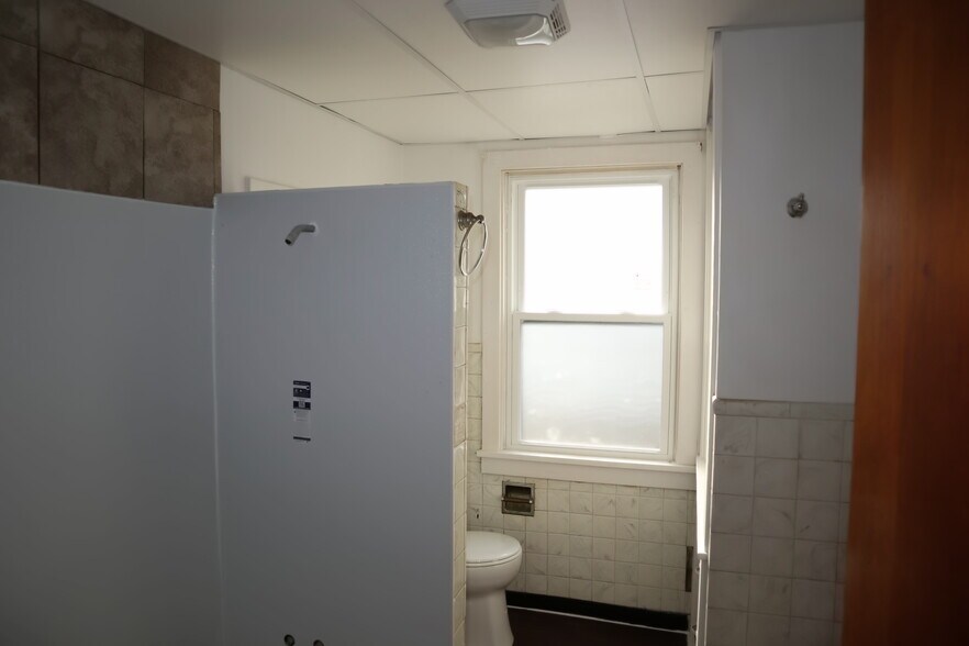 Building Photo - 823 Crest Ave