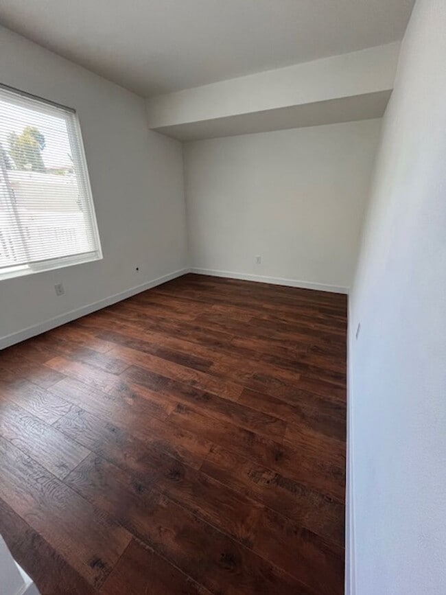 Building Photo - 3 bed 1.5 bath 2 story condo in Park Place...