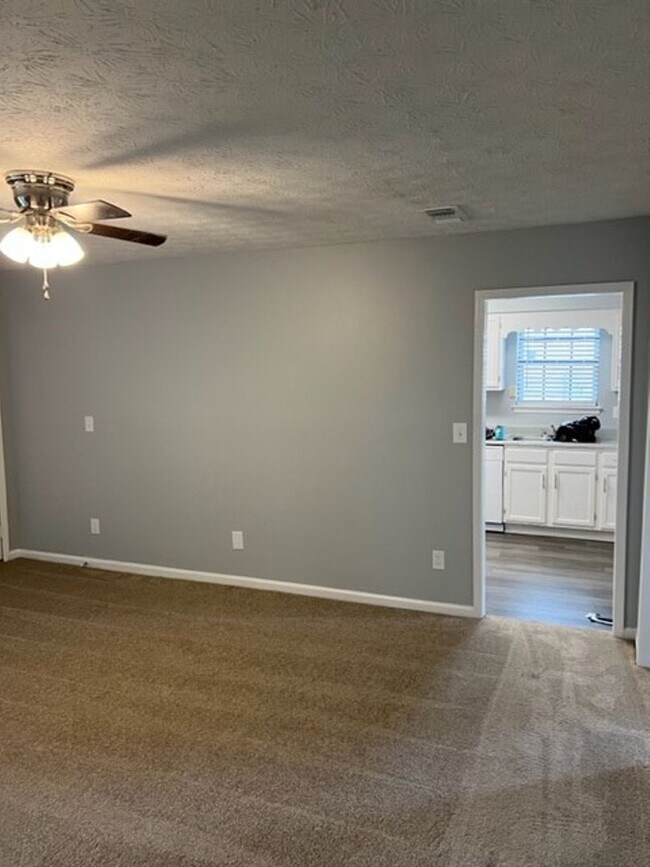 Building Photo - AVAILABLE NOW! Lawn Service is INCLUDED in Lease!