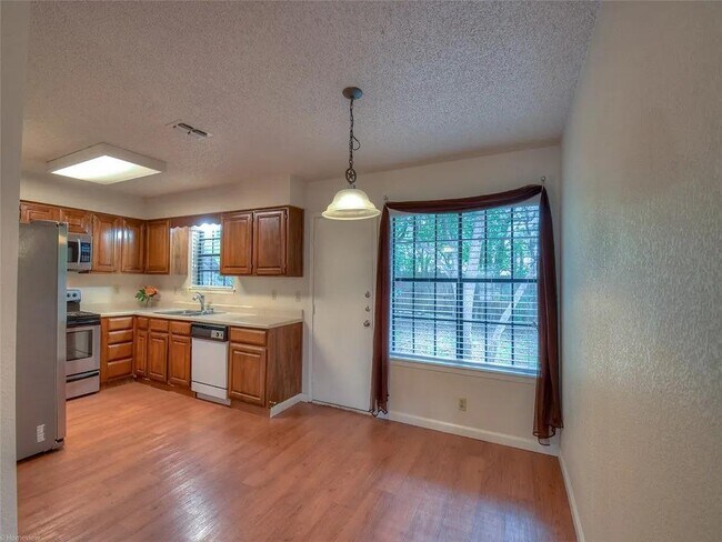 Building Photo - 601 Algerita Dr