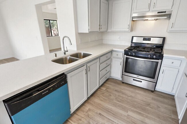 Building Photo - 3 Bed, 2.5 Bath Henderson Beauty