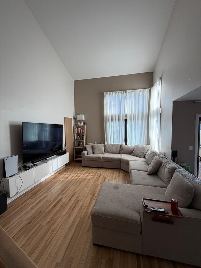 Building Photo - 15 Constitution Ct