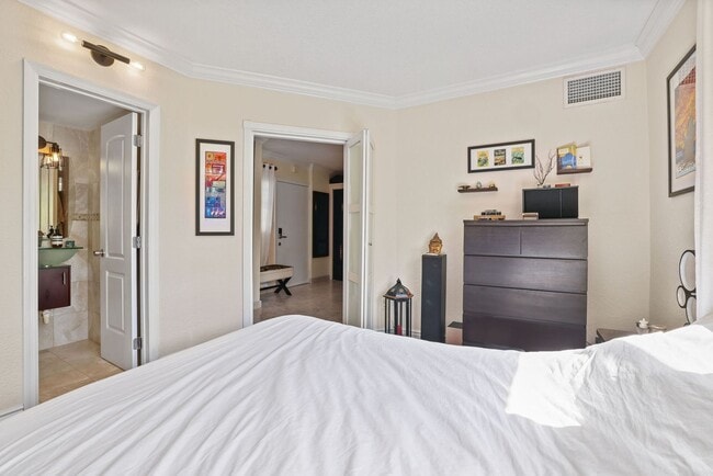 Building Photo - Spaciously designed 1 bedroom apartment wi...