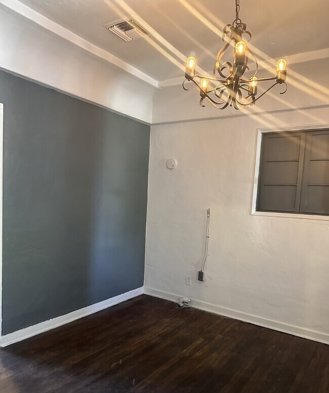 Building Photo - Delightful and Cozy 3bdrm 1bath Home For R...